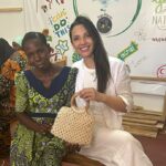 Renata Oliveira visita o projeto Mama Jasiri, em Dar es Salaam